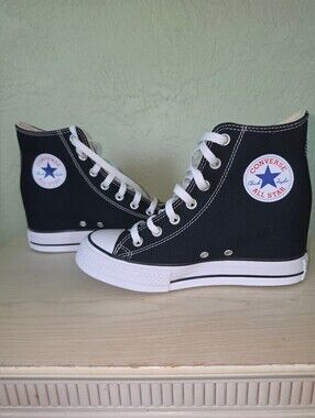 Womens Converse High Top Sneakers. Sz 7.5